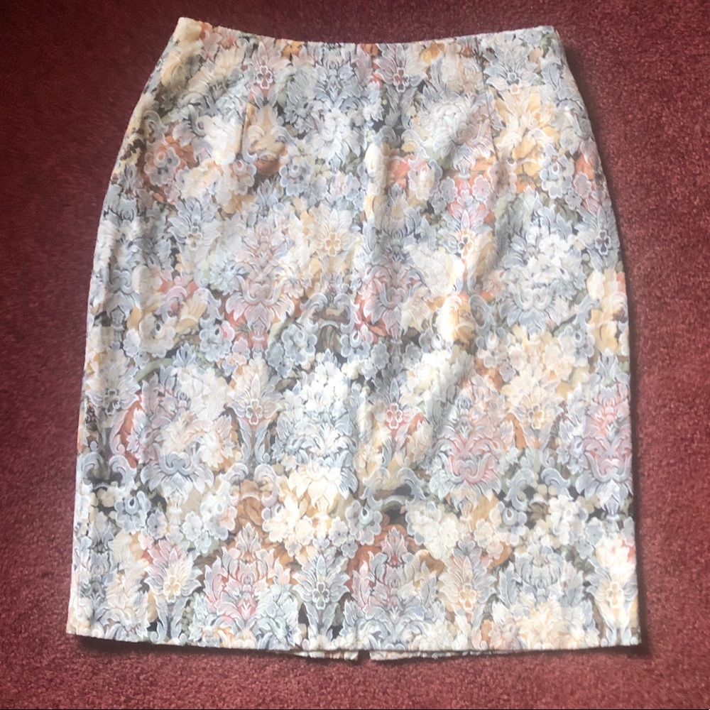 "EVIDENCE" PATTERN SKIRT